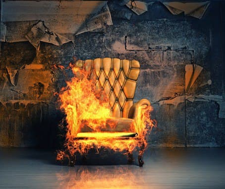 В квартире дома на Яблочкова горела мебель