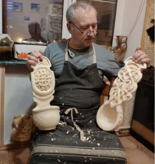 Резчик-самоучка из Бутырского создает уникальные изделия из дерева