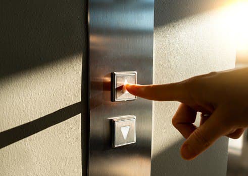 В подъезде дома на Яблочкова починили кнопку вызова лифта