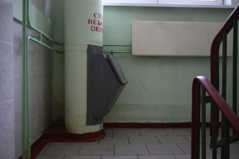В подъезде дома на Яблочкова ковш мусоропровода стал закрываться свободно