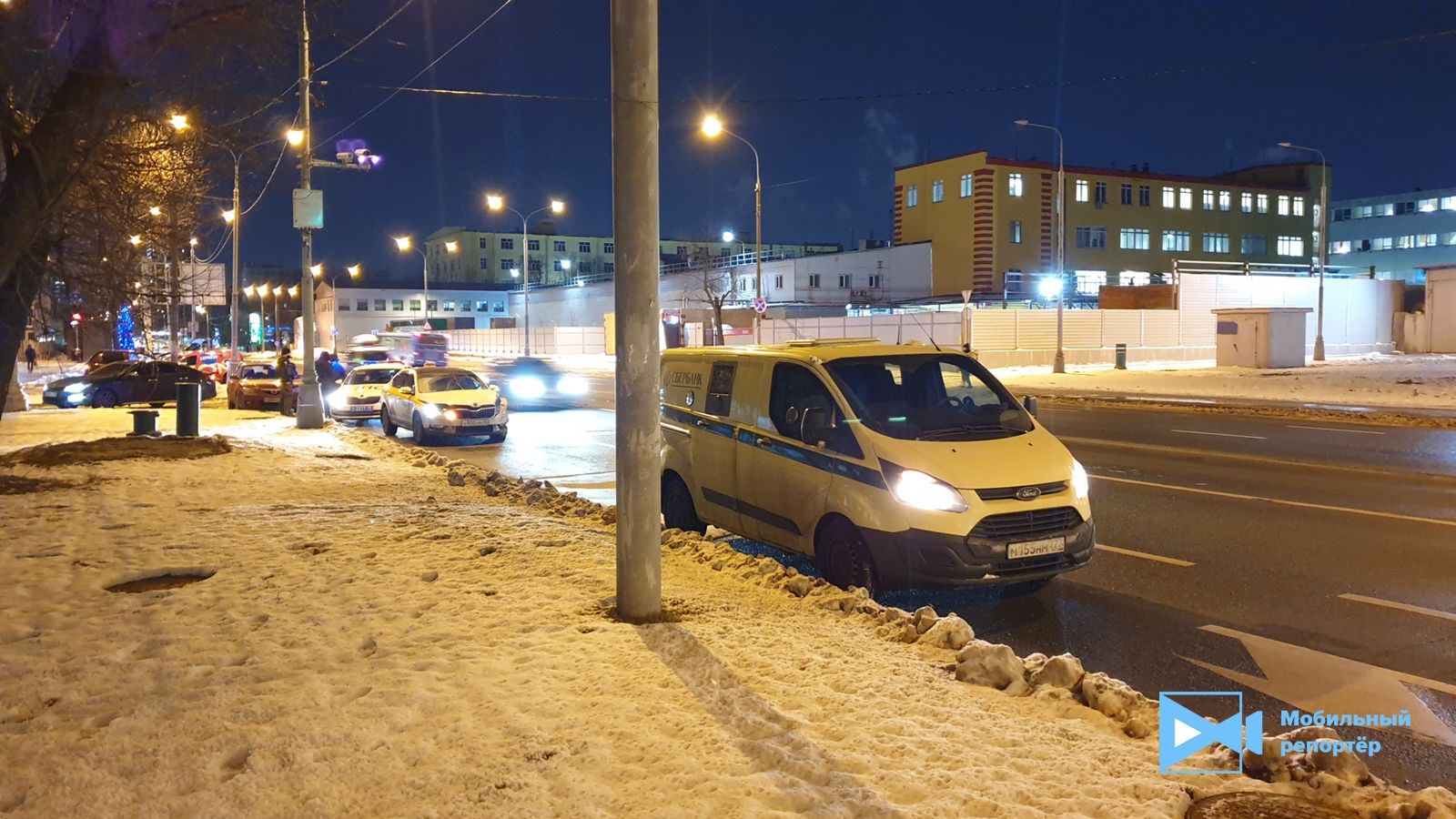В Огородном проезде столкнулись такси и инкассаторский автомобиль