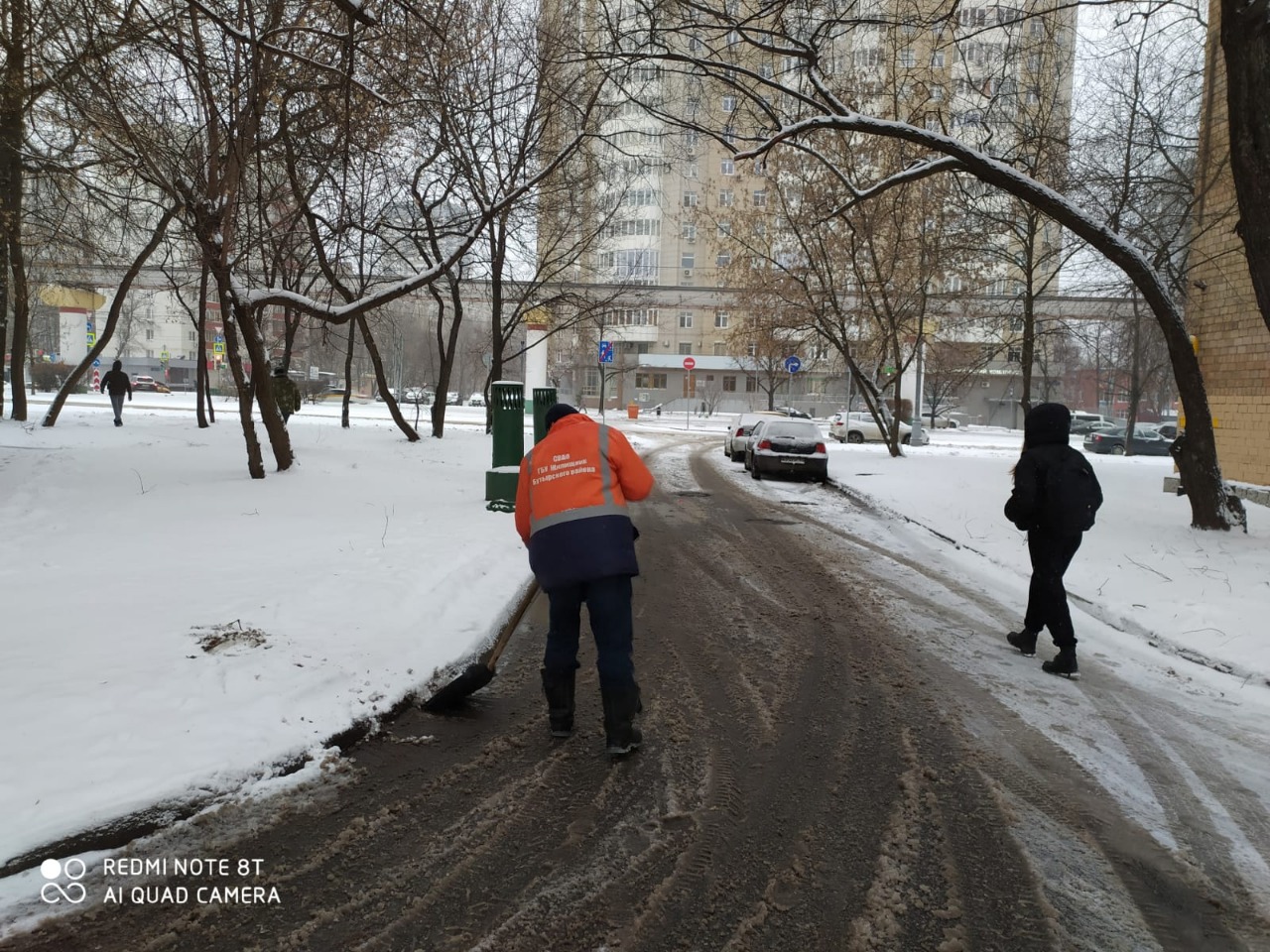 В Бутырском коммунальщики вышли устранять последствия снегопада